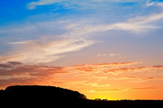 炫彩夕阳下的山摄影图