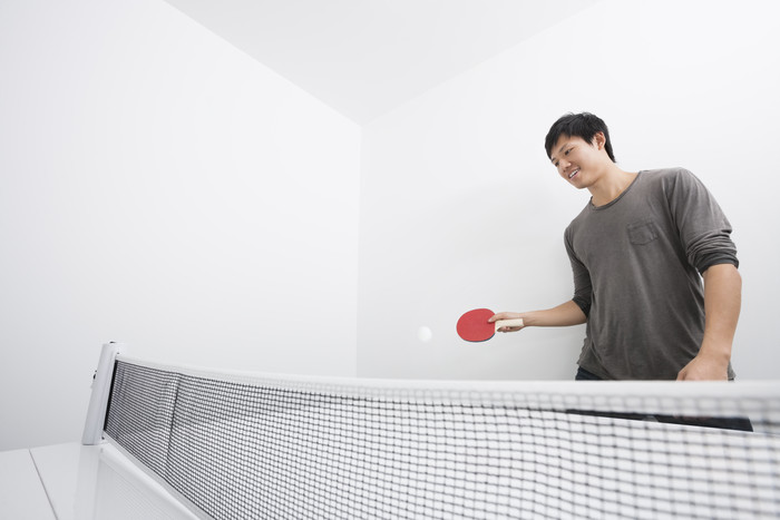 简约风打乒乓球的男人摄影图