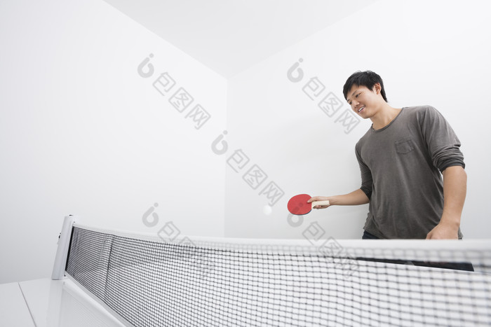 简约风打乒乓球的男人摄影图