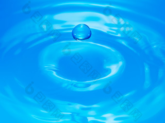 蓝色一滴水摄影图