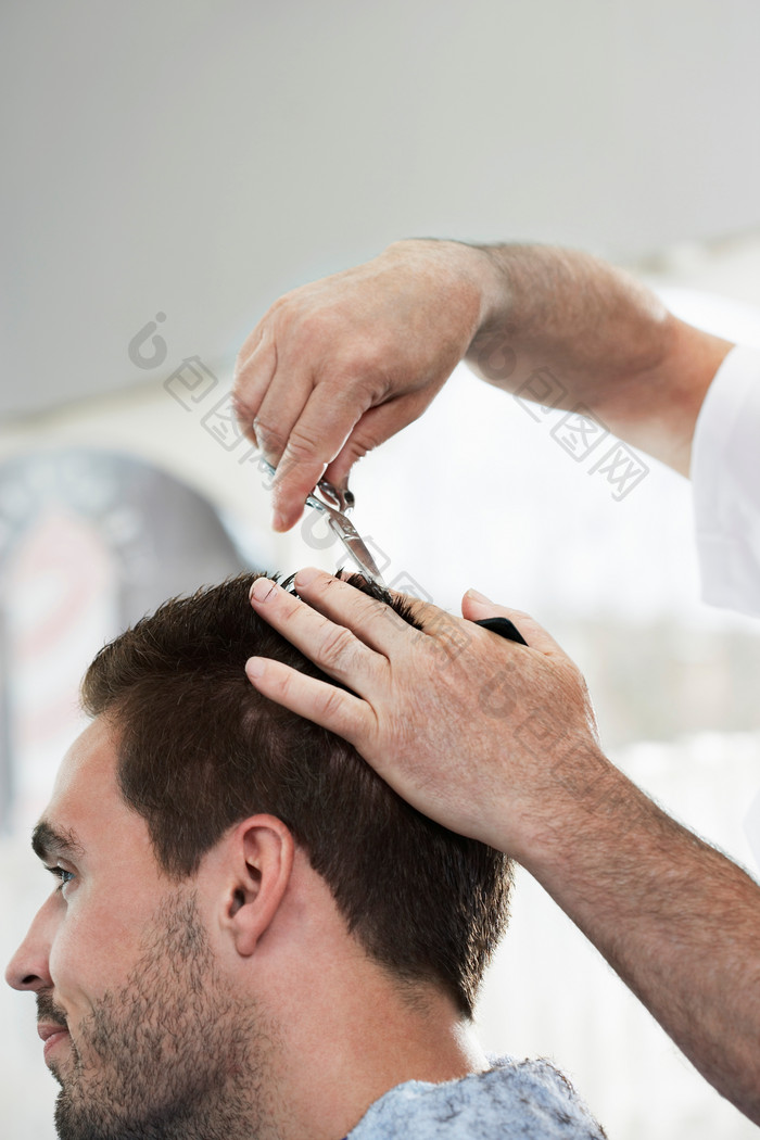 使用剪刀给男子理发