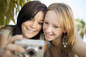 两个女孩拿着相机自拍