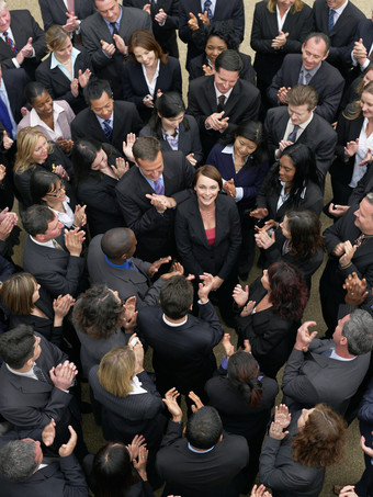 围着商务女人的<strong>人群</strong>