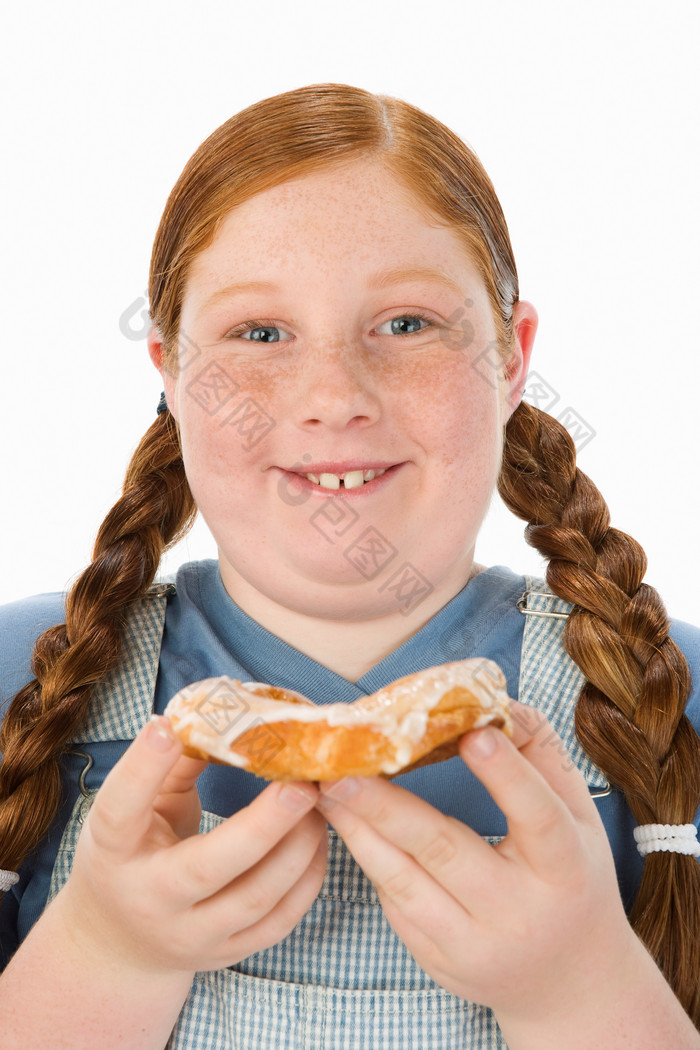 吃东西的小女孩
