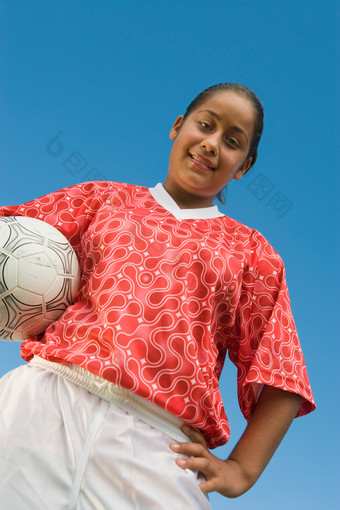 简约玩足球的小女孩摄影图