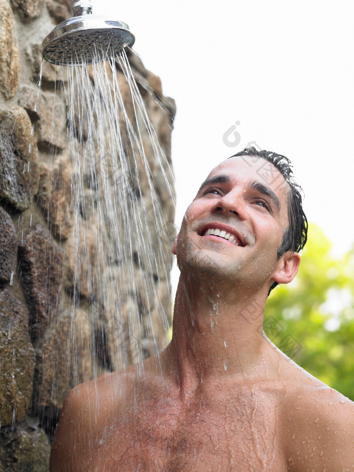 简约在淋浴的男人摄影图