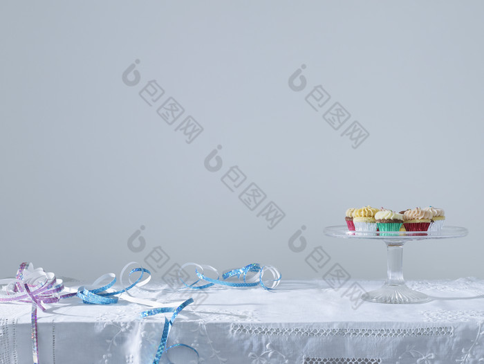 桌子上的甜品和彩带
