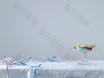 桌子上的甜品和彩带
