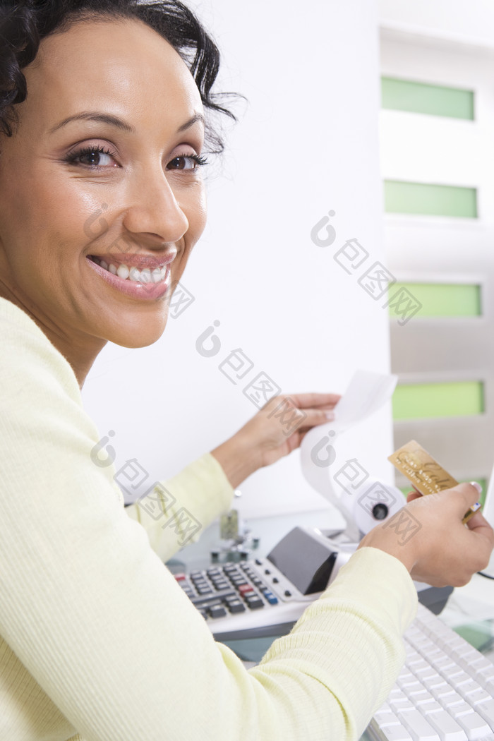中年女性手拿银行卡和账单