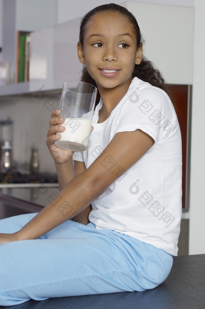 喝牛奶的小女孩摄影图