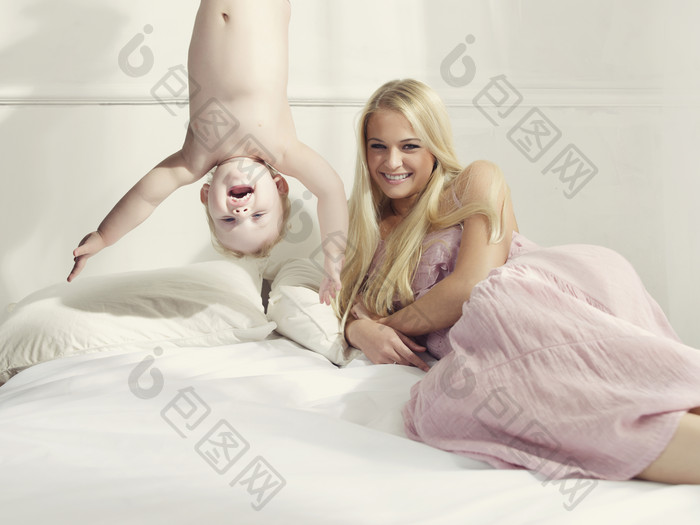床上的女人和婴儿摄影图