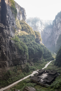 山谷中的房子和小路