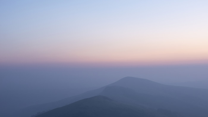 黎明天空山坡雾霾