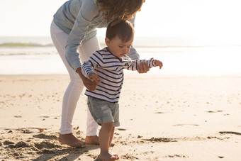 海滩航<strong>走路</strong>的婴儿和母亲