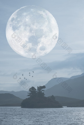 山水景色和月亮摄影图