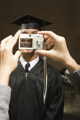 暗色调毕业拍照的人摄影图