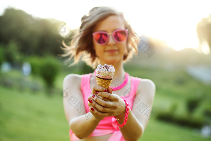 短发女孩手捧冰淇淋