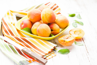 盘子里的黄杏水果