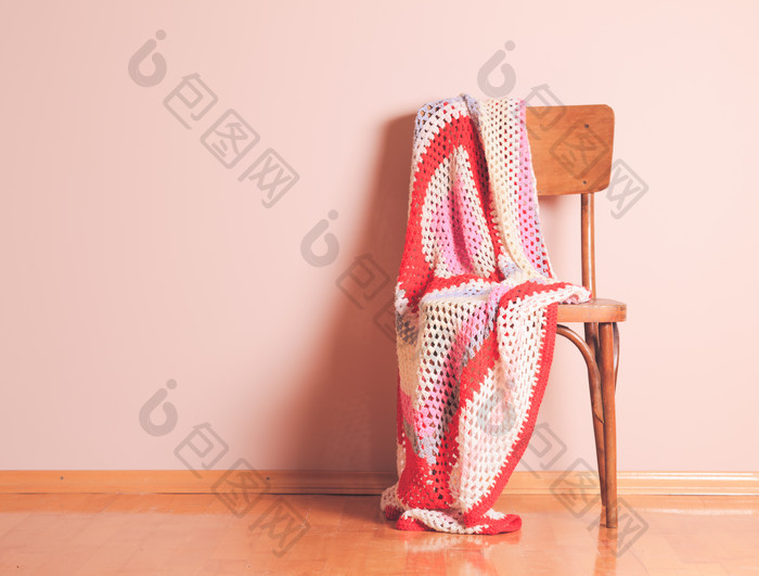 木椅上的毯子摄影图