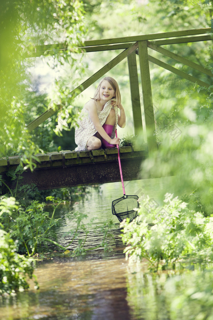 女孩 蹲在 桥上 捞鱼 河流 渔网