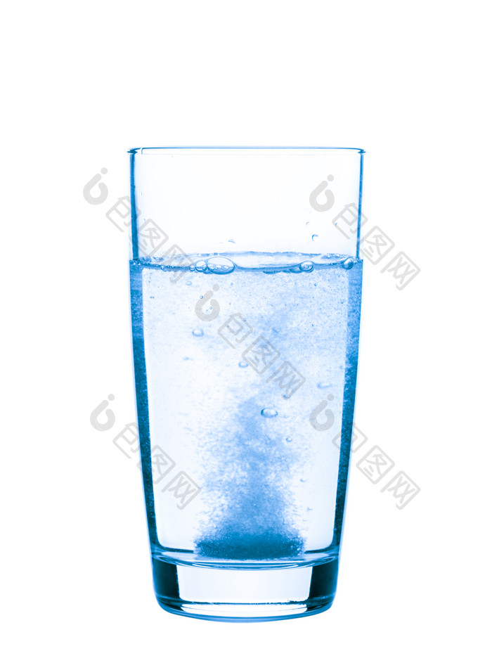 玻璃杯中蓝色颜料
