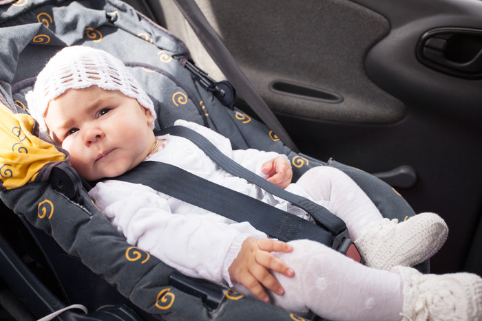 汽车安全座椅上的婴儿