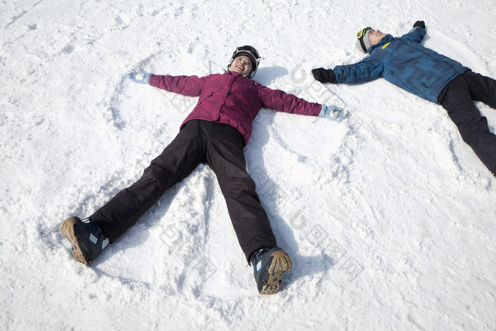 躺在雪地里的人物摄影图