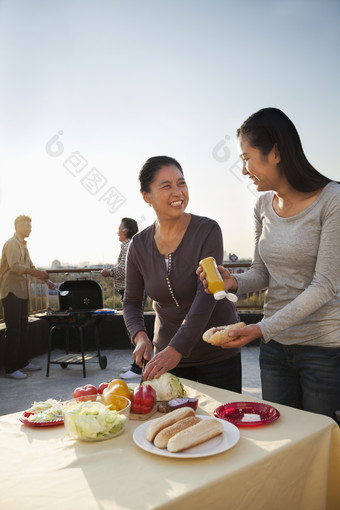 屋顶准备食物的<strong>一家人</strong>