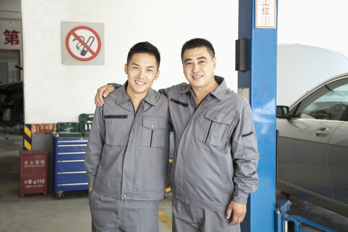 维修厂汽车修理工人技术人员两个男人合照