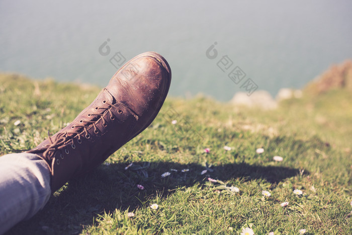 清新山上躺着女人的鞋摄影图