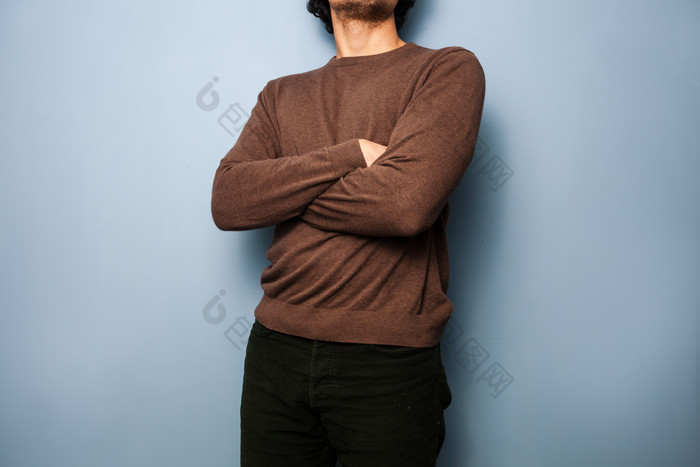 双手抱胸的男人