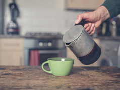 简约冲一杯咖啡摄影图