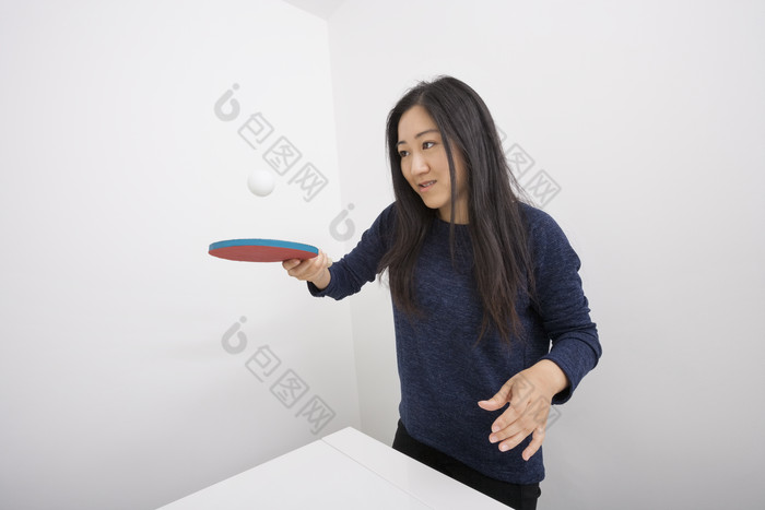 简约风打乒乓球的女人摄影图