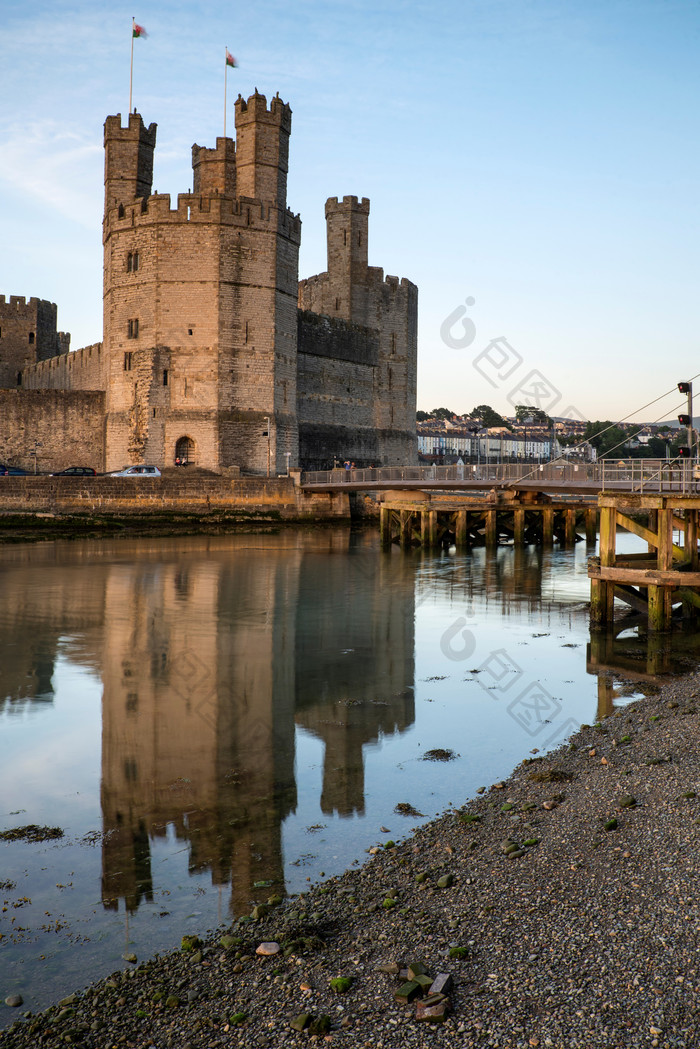 蓝色调水边的城堡摄影图