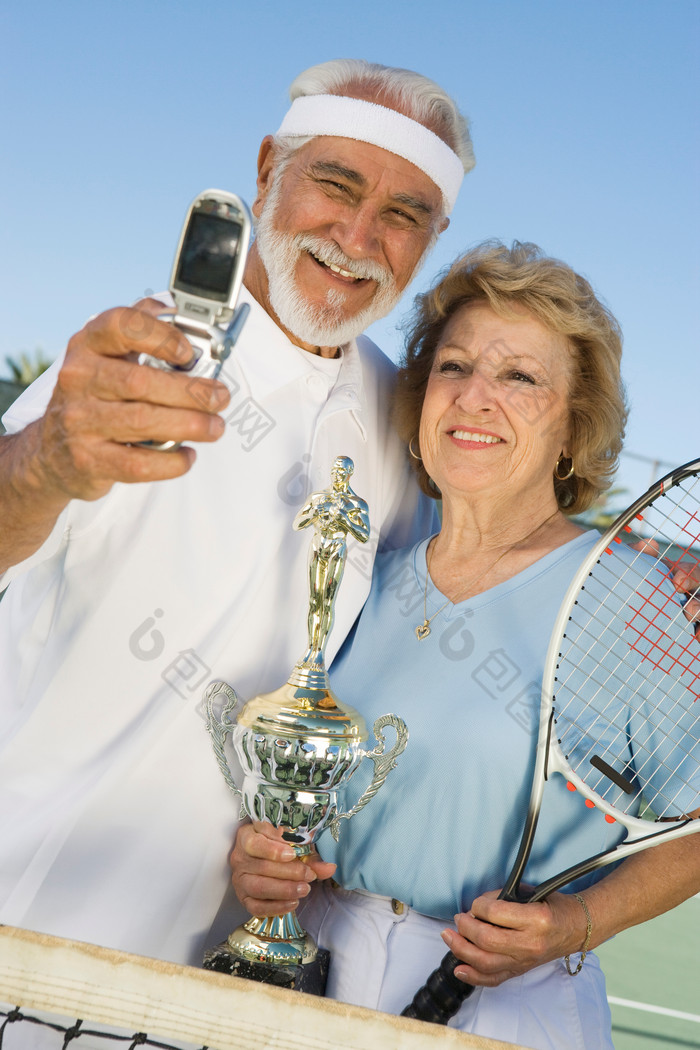 简约打网球得奖杯的夫妻摄影图