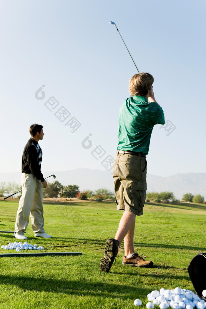 打高尔夫球的男孩背影