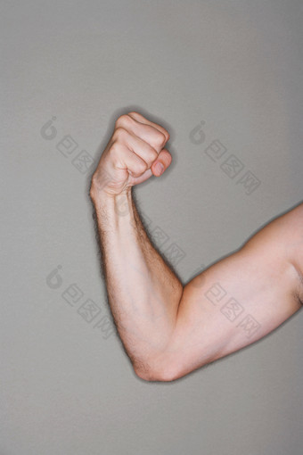 握住的拳头和肌肉摄影图