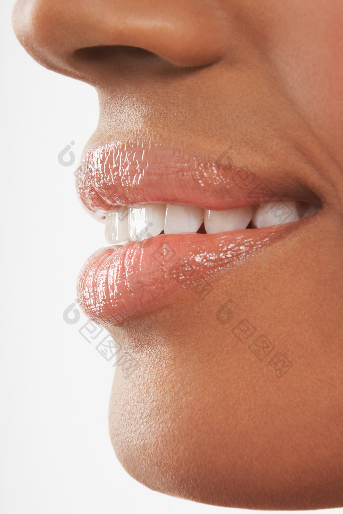 嘴巴里的白色牙齿摄影图