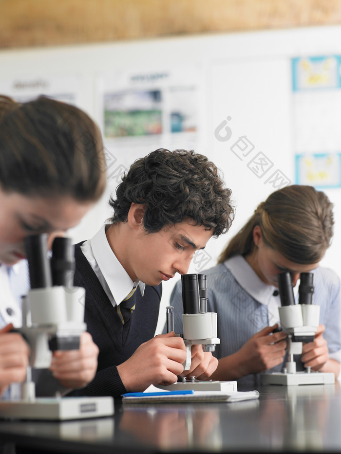 显微镜观察的医学院学生