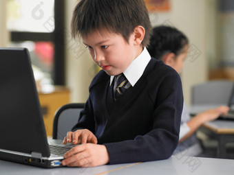 笔记本电脑学习的小男孩