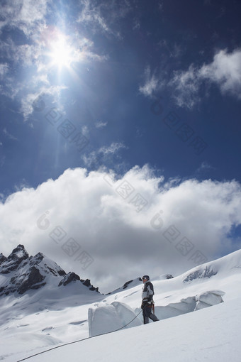 蓝色调在雪山上的人摄影图