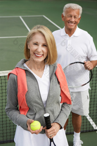 深色在打网球的夫妻摄影图