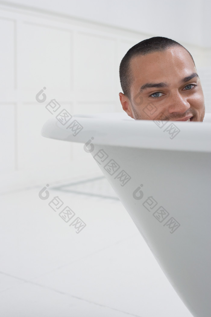 灰色调洗澡的男人摄影图