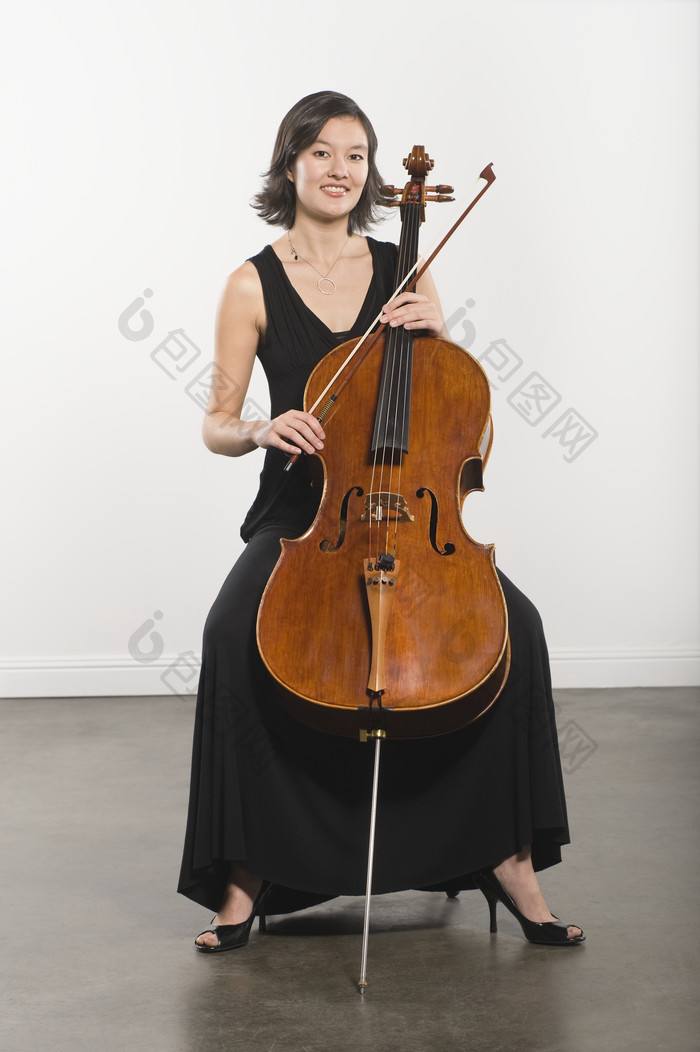 灰色调拉大提琴的美女摄影图