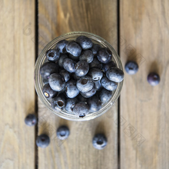 暗色新鲜的蓝莓摄影图