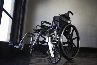 室内黑色<strong>轮椅</strong>摄影图
