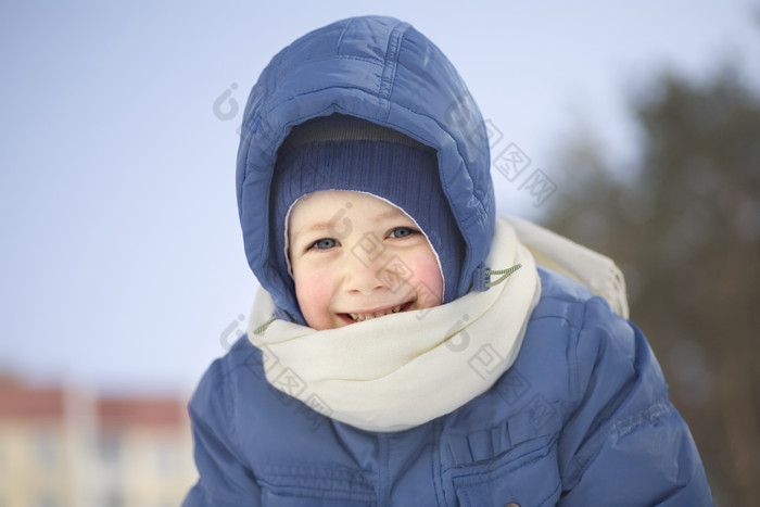 冬季户外的小男孩摄影图