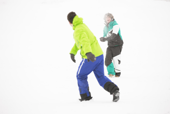 简约风滑雪的人物摄影图