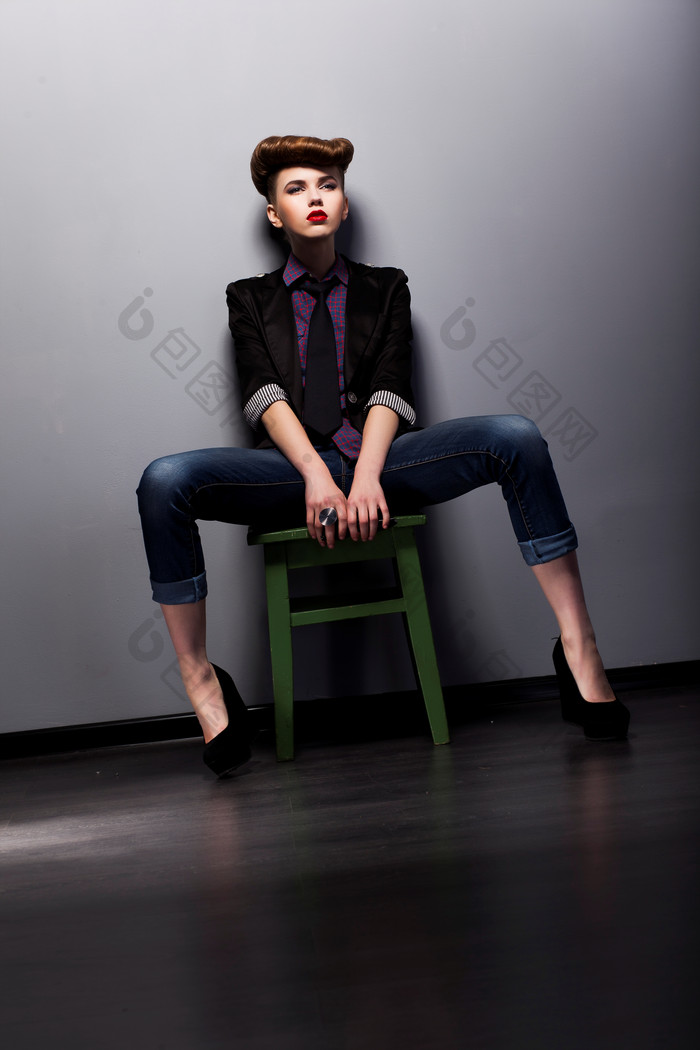 椅子有吸引力的浅黑肤色的女人图片摄影图