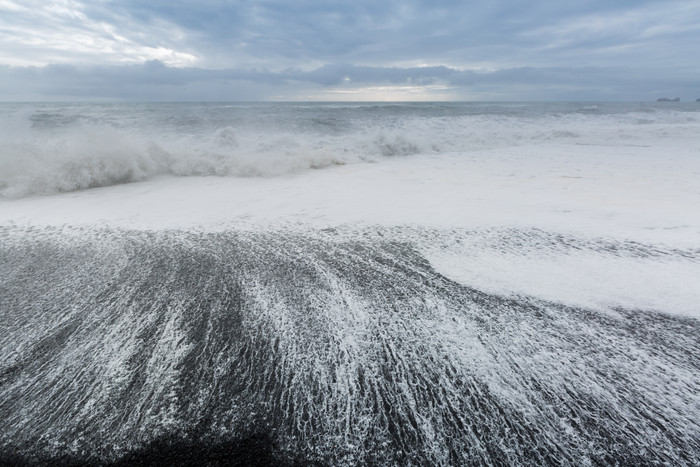 涨潮的海洋海滩摄影图